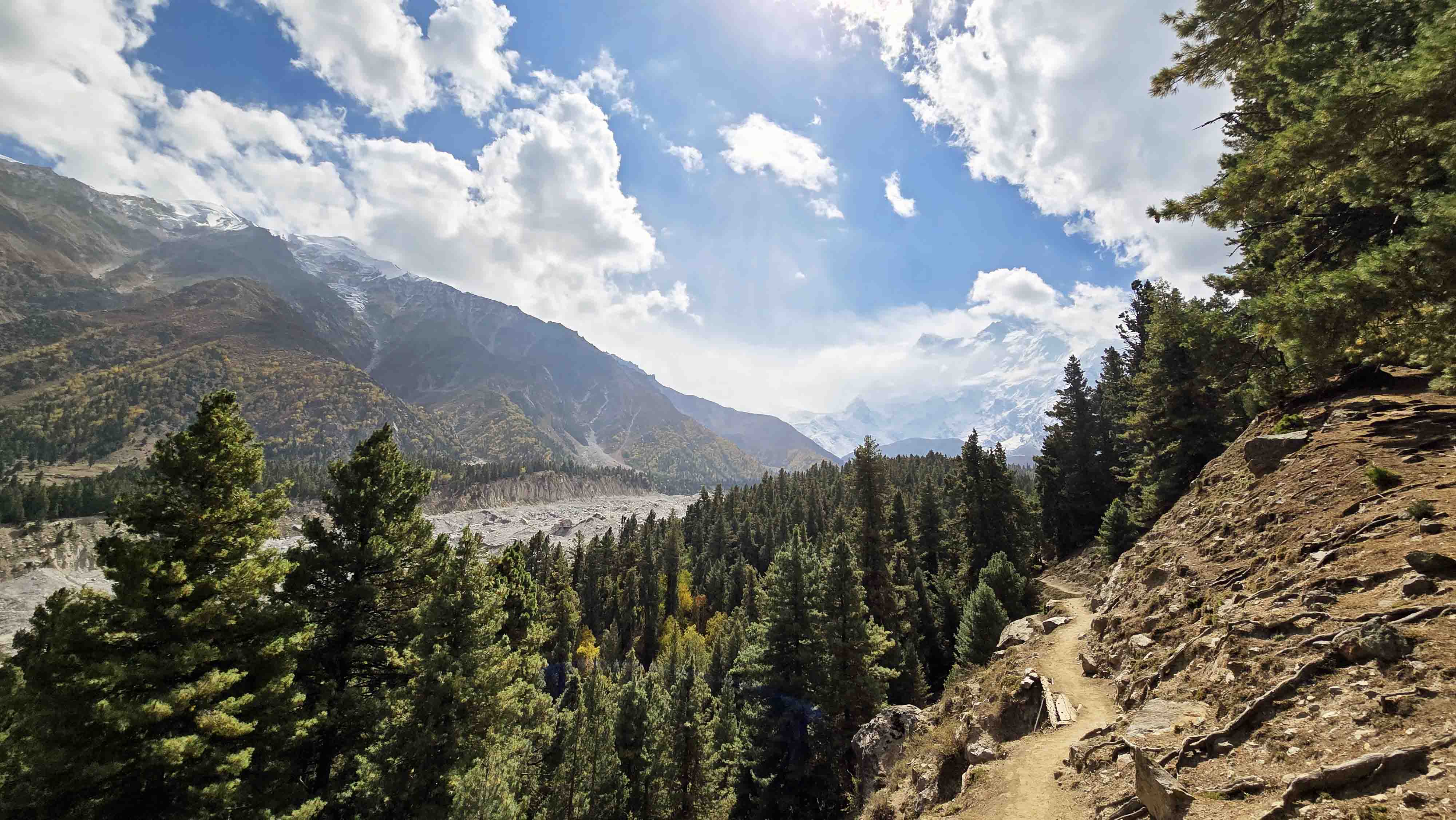 چشمانداز کوهستانی مسیر اسکاردو به هونزا در شمال پاکستان