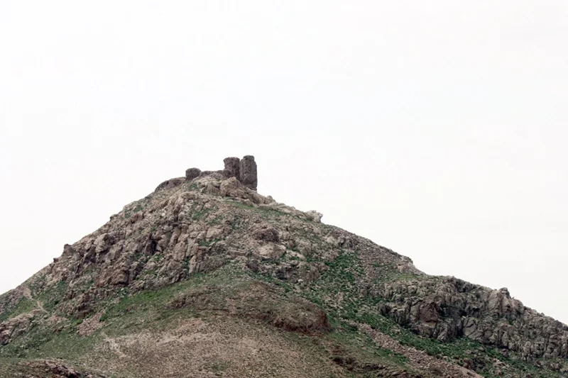 قز قلعه تاکستان: دژی بر فراز تاریخ