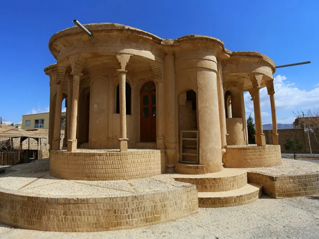 عمارت کلاه فرنگی سورمق آباده: نگینی از دوران قاجار در قلب فارس