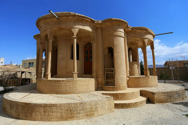 عمارت کلاه فرنگی سورمق آباده: نگینی از دوران قاجار در قلب فارس