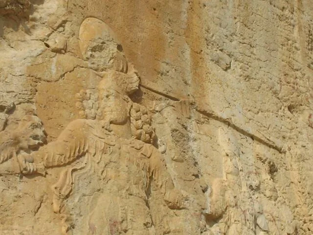نقش برجسته بهرام دوم و کتیبه کرتیر: شاهکارهایی از دوران ساسانی