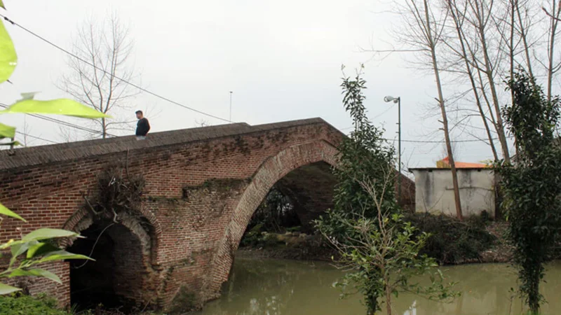 پل خشتی نیاکو: نگینی از تاریخ و معماری در مازندران