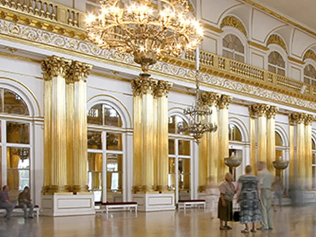 کاخ منشیکوف (THE MENESHIKOV PALACE)